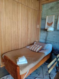坎加斯德穆拉索Apartamento mirador a las Islas Cíes的木墙客房的一张床位