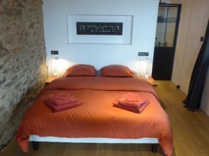 JouquevielLouradou-sur-Ciel的一间卧室配有一张床,上面有两条毛巾