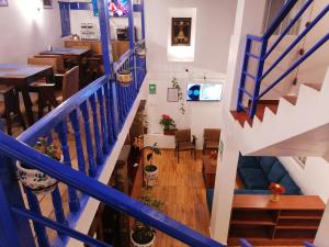 库斯科El Ave Azul Boutique Hotel Cusco的餐厅的楼梯,配有桌椅