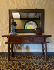 阿拉胡埃拉Hotel 1915 INN & SUITES的一张木桌,上面有镜子