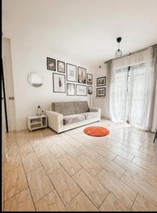 圣马力诺B&B Da Noi的带沙发和瓷砖地板的客厅