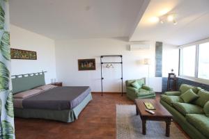 巴勒莫Villa Rosa Bianca的一间卧室配有一张床、一张沙发和一张桌子