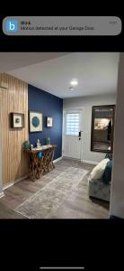 朗布兰奇Modern Beach Apartment的客厅设有蓝色的墙壁和木桌。