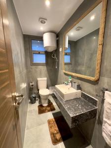 赫尔格达Luxury Villa Bali Al Gouna Hurgh的一间带水槽、卫生间和镜子的浴室