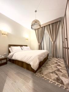 赫尔格达Luxury Villa Bali Al Gouna Hurgh的一间卧室配有一张大床和一个吊灯。