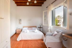 阿查拉维Villa Diana的白色的卧室设有床和窗户