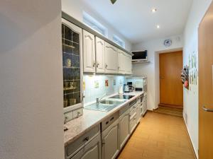 巴特尚道Ferienhaus am Ringweg的厨房配有白色橱柜和水槽