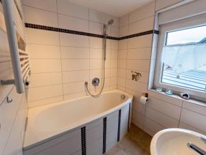 巴特尚道Ferienhaus am Ringweg的带浴缸和盥洗盆的浴室