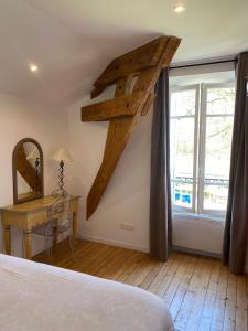 Val de VesleChâteau de Courmelois Champagne Guest House的一间卧室配有一张床、一张书桌和一个窗户。