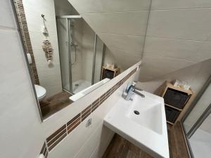 奥茨塞巴德·迪尔哈根K&S Ferienwohnungen的一间带水槽和镜子的浴室