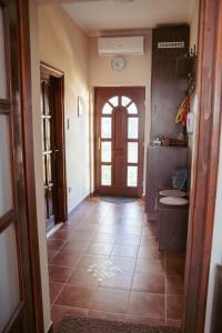 久洛Dobay Apartman Gyula的走廊上设有门,铺有瓷砖地板