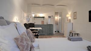 欧登塞Store Ejlstrup Bed & Breakfast的一间带白色床的卧室和一间厨房
