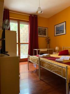 罗马LunaBed Roma - Affitti brevi的一间卧室设有两张床和窗户。