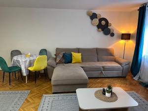 布德瓦Beatrix Suites的客厅配有沙发和桌子