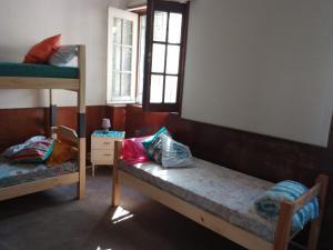 蒙得维的亚Montevideo Hostel的客房设有两张双层床和一张床。