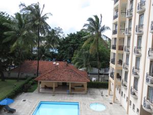班布里班布里海滩公寓的享有大楼和游泳池的空中景致