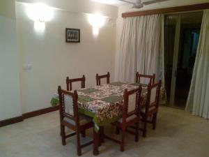班布里班布里海滩公寓的餐桌、桌椅