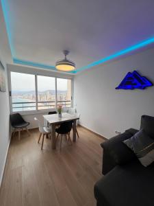 贝尼多姆Hany apartment Tropic mar 18-C的客厅配有桌子和沙发