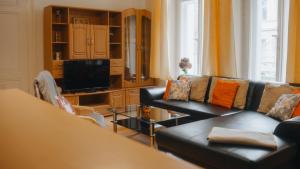 格尔利茨Sylvias Ferienwohnungen Nr.1 Hochparterre的带沙发和电视的客厅