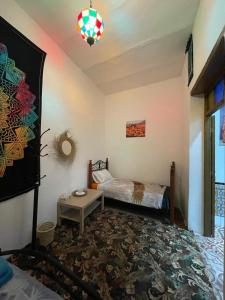 丹吉尔Dar Mora的一间设有床铺和桌子的房间