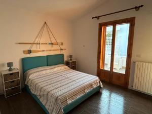吉诺萨滨海B&B Il Timone - Ginosa Marina的一间卧室设有一张床和一个滑动玻璃门