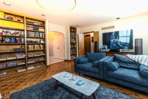 OlivetteA Spacious Sanctuary for Unforgettable Group Stays的带沙发和电视的客厅