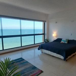 波拉马尔Apart. con aire, frente al mar的一间卧室设有一张床,享有海景