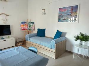 吉诺萨滨海B&B Il Timone - Ginosa Marina的一间带床和电视的客厅