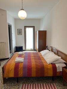 科利科极光酒店的一间卧室配有一张大床和色彩缤纷的毯子