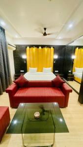 勒克瑙Maple Tree, Lucknow - Couple Friendly的客厅配有红色的沙发和床。