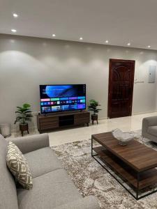 麦地那وحدة سكنية فاخرة 2 Luxury residential unit的带沙发和平面电视的客厅