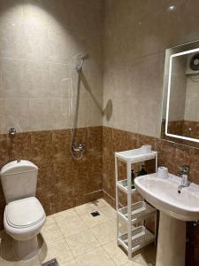 麦地那وحدة سكنية فاخرة 2 Luxury residential unit的浴室配有卫生间、盥洗盆和淋浴。
