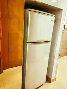 香港景士迪宾馆的厨房里的不锈钢冰箱