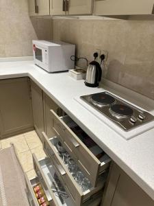 麦地那وحدة سكنية فاخرة 2 Luxury residential unit的厨房配有炉灶和微波炉。