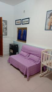 加埃塔Country House Gaeta的白色客房内的紫色床,