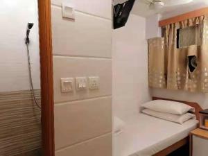 香港景士迪宾馆的浴室设有台面和枕头