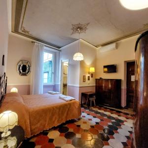 罗马马里蒂住宿装饰时尚旅馆的一间卧室配有一张床和一张桌子