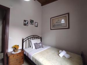 StérnaiVilla Asterousia的一间卧室配有一张床和一个木制梳妆台