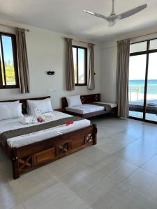 MsambweniYU Resort的一间带两张床的卧室,享有海景