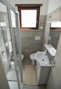 蒙法尔科内CASA VACANZE NONNO ASTERIO的一间带水槽和卫生间的浴室以及窗户。