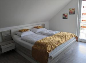 鲁斯特Kempf Apartments的卧室内的一张带两个枕头的床