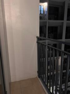 马尼拉Condo Home Near MOA and Airport的走廊上设有书架楼梯