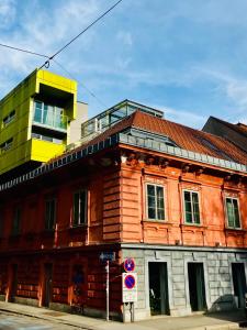 格拉茨ParkSide by BestChoice - Self Check-in with Parking Option的一条街道上的古老建筑,有黄色的建筑