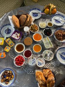 马拉喀什Dar Imoughlad的餐桌上摆放着许多不同的食物