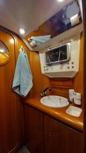 热那亚sailing Delfina的一间带水槽和镜子的小浴室