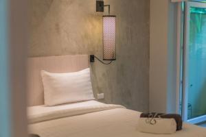 Ka RornSeaview Apartments - Karon Beach的一间卧室配有一张带白色枕头和灯的床