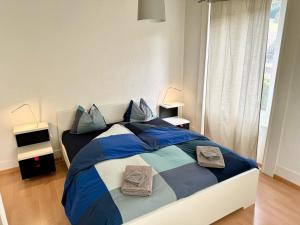 CouvetAppartement的卧室配有蓝色和白色的床和枕头