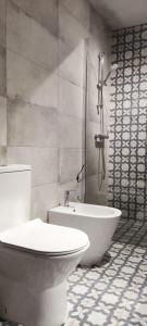 布拉加Casa das Oliveiras的一间带卫生间和浴缸的浴室
