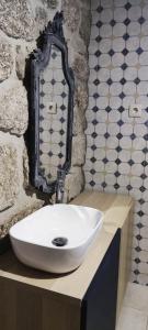 布拉加Casa das Oliveiras的浴室配有白色水槽和墙壁