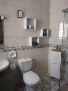 艾因西莱姆Bed and Breakfast Dar Tal-Lumija的一间带卫生间和水槽的浴室